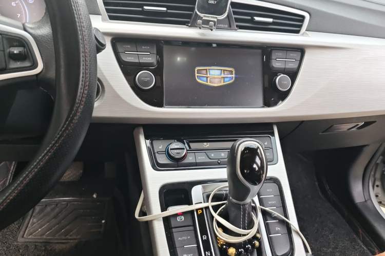 Used Geely Auto Emgrand X7 Sport 2018 Revised Version 1.8TD Automatic Two-Wheel Drive Smart Connectivity 4G-Enabled Edition Audio And AC Panel