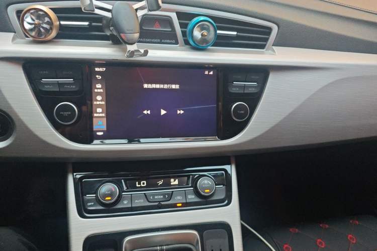 Used Geely Auto Emgrand X7 Sport 2018 2.0L Manual Two-Wheel Drive Zhiya Version Audio And AC Panel