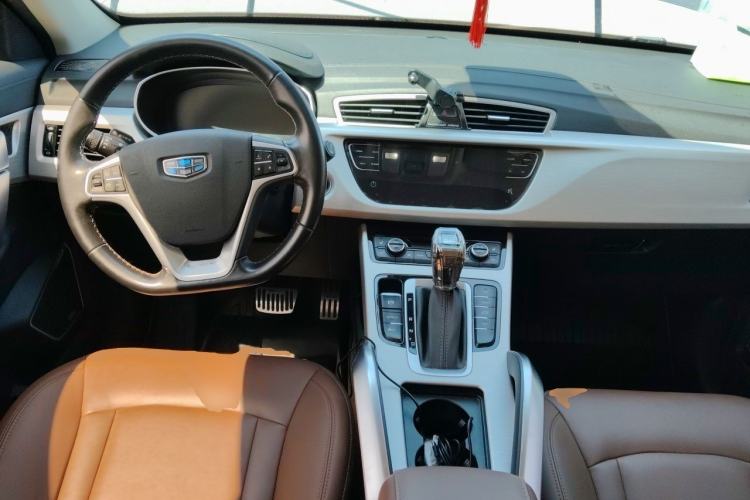 Used Geely Auto Emgrand X7 Sport 2018 1.8TD Automatic Two-Wheel Drive ZhiZun Model with 4G Connectivity Center Console