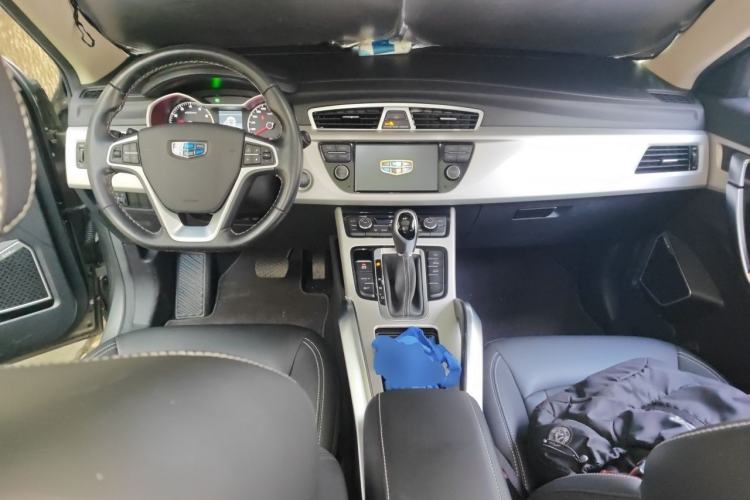 Used Geely Auto Emgrand X7 Sport 2018 1.8TD Automatic Two-Wheel Drive Zhiya Model Center Console