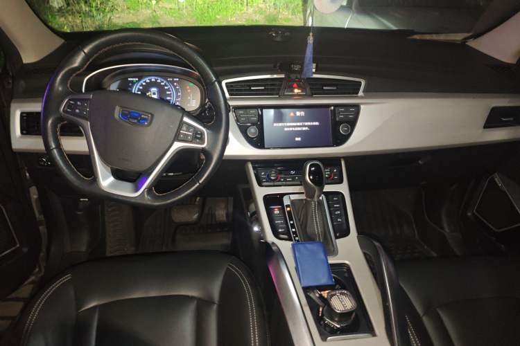 Used Geely Auto Emgrand X7 Sport 2018 1.8TD Automatic Two-Wheel Drive Smart Connect 4G Internet Edition Center Console