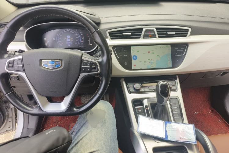 Used Geely Auto Emgrand X7 Sport 2018 Sport Edition 1.8TD Automatic Two-Wheel Drive ZhiZun Model Center Console