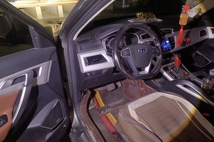 Used Geely Auto Emgrand X7 Sport 2018 1.8TD Automatic Two-Wheel Drive ZhiZun Model with 4G Connectivity Driver Seat