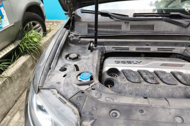 Used Geely Auto Emgrand X7 Sport 2018 1.8TD Automatic Two-Wheel Drive Smart Connect 4G Internet Edition Engine Bay Right