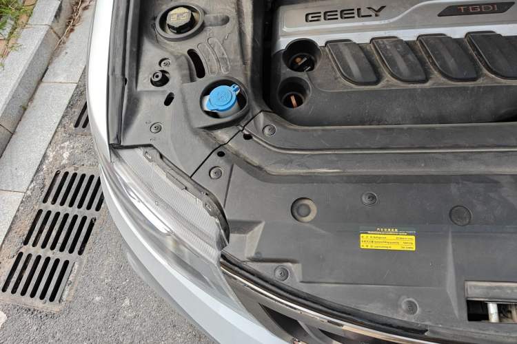 Used Geely Auto Emgrand X7 Sport 2018 1.8TD Automatic Two-Wheel Drive Smart Connect 4G Internet Edition Engine Bay Right