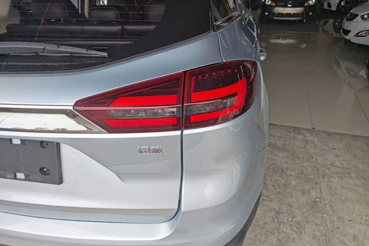 Used Geely Auto Emgrand X7 Sport 2018 1.8TD Manual Two-Wheel Drive Zhiya Model Exterior 3