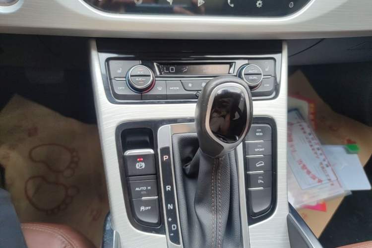 Used Geely Auto Emgrand X7 Sport 2018 1.8TD Automatic Two-Wheel Drive ZhiZun Model with 4G Connectivity Gear Lever