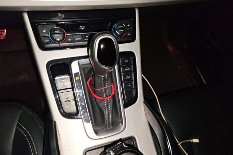 Used Geely Auto Emgrand X7 Sport 2018 Revised Version 1.8TD Automatic Two-Wheel Drive Smart Connectivity 4G-Enabled Edition Gear Lever