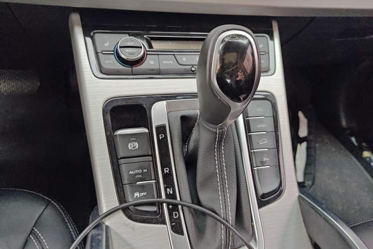 Used Geely Auto Emgrand X7 Sport 2018 1.8TD Automatic Two-Wheel Drive Smart Connect 4G Internet Edition Gear Lever