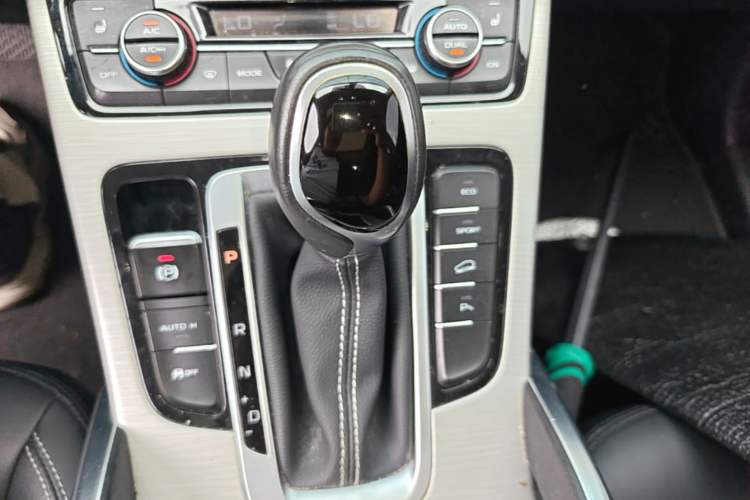 Used Geely Auto Emgrand X7 Sport 2018 1.8TD Automatic Two-Wheel Drive Smart Connect 4G Internet Edition Gear Lever