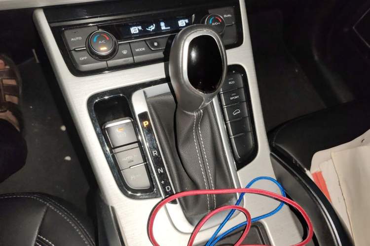 Used Geely Auto Emgrand X7 Sport 2018 1.8TD Automatic Two-Wheel Drive Zhiya Model Gear Lever