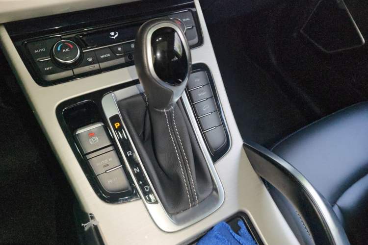 Used Geely Auto Emgrand X7 Sport 2018 1.8TD Automatic Two-Wheel Drive Zhiya Model Gear Lever