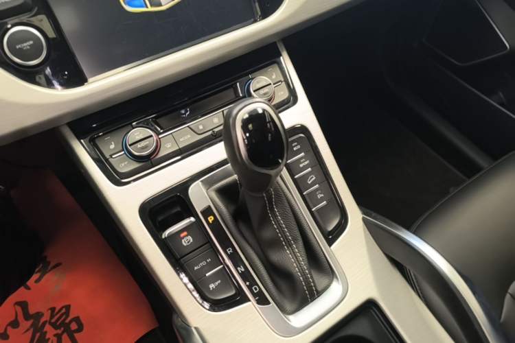 Used Geely Auto Emgrand X7 Sport 2018 1.8TD Automatic Two-Wheel Drive Smart Connect 4G Internet Edition Gear Lever