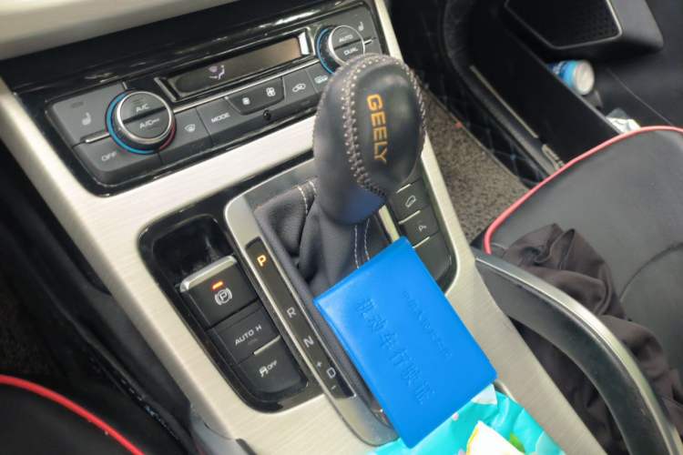Used Geely Auto Emgrand X7 Sport 2018 1.8TD Automatic Two-Wheel Drive Smart Connect 4G Internet Edition Gear Lever