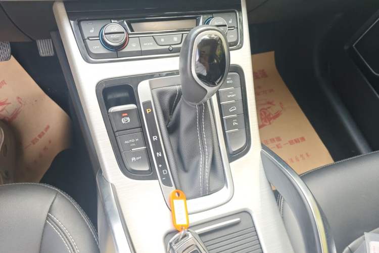 Used Geely Auto Emgrand X7 Sport 2018 1.8TD Automatic Two-Wheel Drive Smart Connect 4G Internet Edition Gear Lever