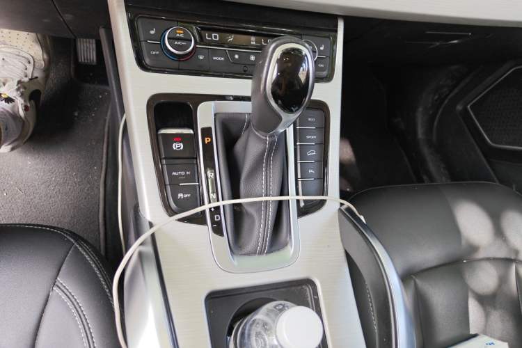 Used Geely Auto Emgrand X7 Sport 2018 1.8TD Automatic Two-Wheel Drive Smart Connect 4G Internet Edition Gear Lever