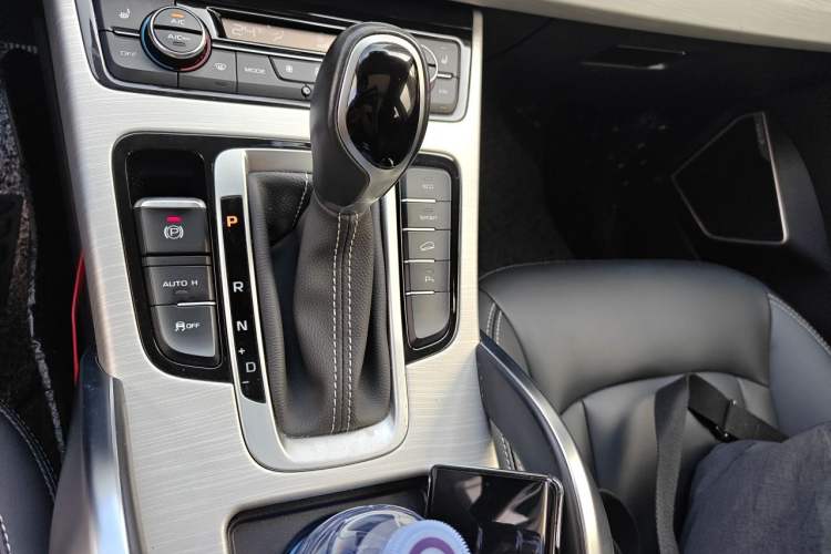 Used Geely Auto Emgrand X7 Sport 2018 1.8TD Automatic Two-Wheel Drive Smart Connect 4G Internet Edition Gear Lever