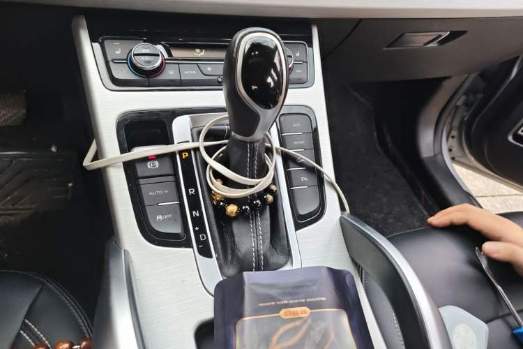 Used Geely Auto Emgrand X7 Sport 2018 Revised Version 1.8TD Automatic Two-Wheel Drive Smart Connectivity 4G-Enabled Edition Gear Lever