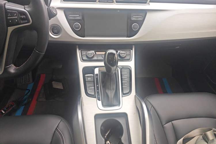 Used Geely Auto Emgrand X7 Sport 2018 1.8TD Automatic Two-Wheel Drive Smart Connect 4G Internet Edition Gear Lever