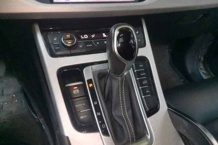 Used Geely Auto Emgrand X7 Sport 2018 1.8TD Automatic Two-Wheel Drive Smart Connect 4G Internet Edition Gear Lever