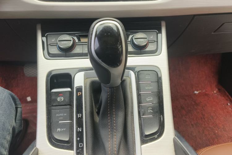 Used Geely Auto Emgrand X7 Sport 2018 Sport Edition 1.8TD Automatic Two-Wheel Drive ZhiZun Model Gear Lever