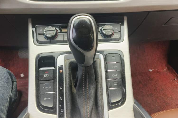 Used Geely Auto Emgrand X7 Sport 2018 Sport Edition 1.8TD Automatic Two-Wheel Drive ZhiZun Model Gear Lever