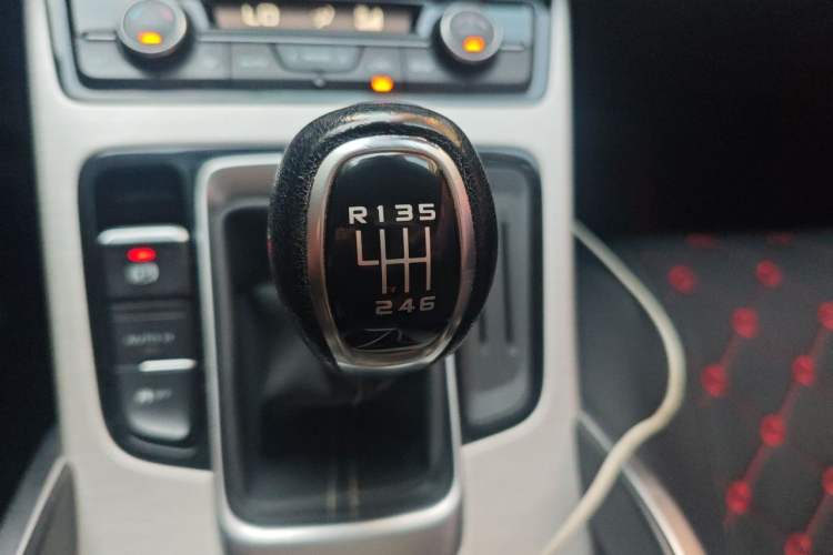 Used Geely Auto Emgrand X7 Sport 2018 2.0L Manual Two-Wheel Drive Zhiya Version Gear Lever