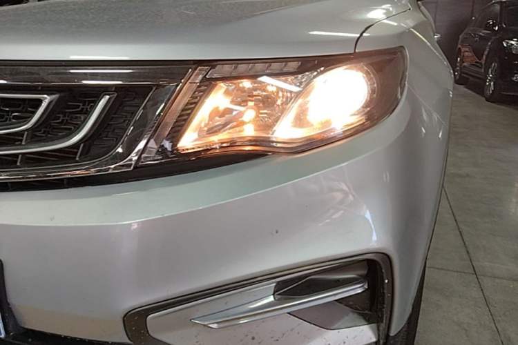 Used Geely Auto Emgrand X7 Sport 2018 1.8TD Automatic Two-Wheel Drive Zhiya Model Left Front Headlight