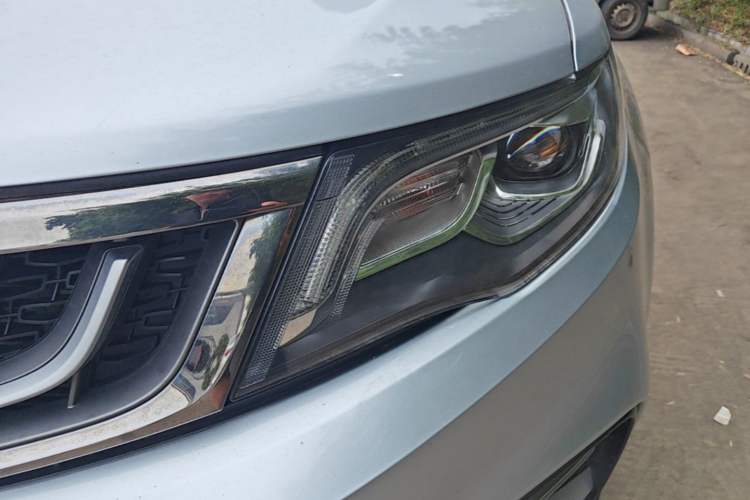 Used Geely Auto Emgrand X7 Sport 2018 1.8TD Automatic Two-Wheel Drive Smart Connect 4G Internet Edition Left Front Headlight