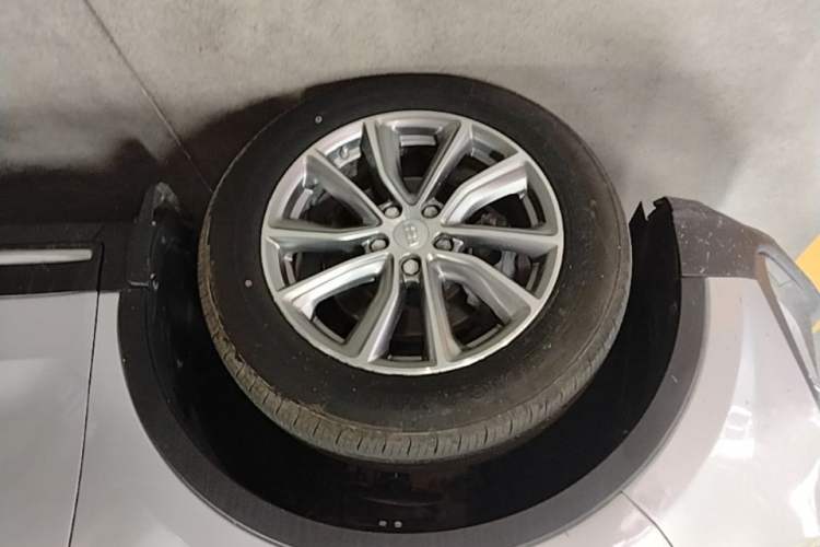 Used Geely Auto Emgrand X7 Sport 2018 1.8TD Automatic Two-Wheel Drive Zhiya Model Left Front Wheel Hub