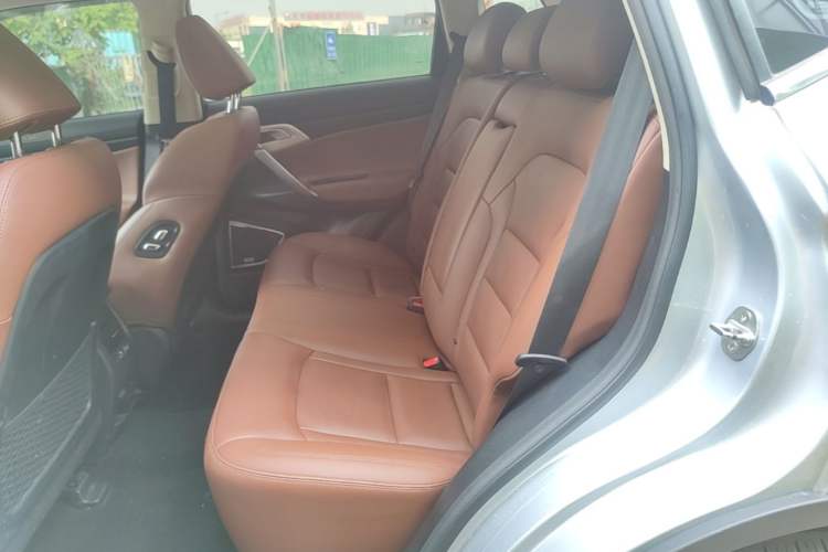 Used Geely Auto Emgrand X7 Sport 2018 1.8TD Automatic Two-Wheel Drive ZhiZun Model with 4G Connectivity Left Rear Seat