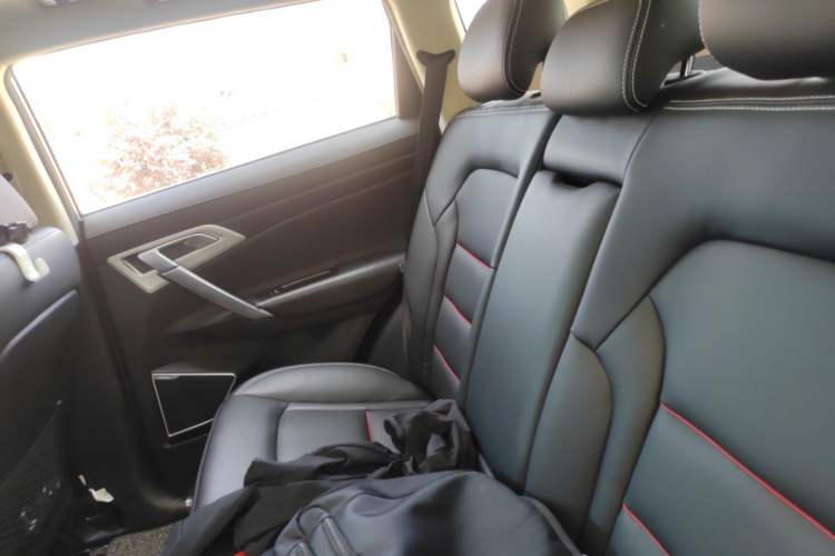 Used Geely Auto Emgrand X7 Sport 2018 1.8TD Automatic Two-Wheel Drive Smart Connect 4G Internet Edition Left Rear Seat