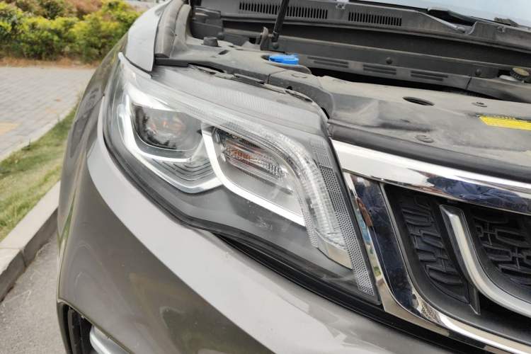 Used Geely Auto Emgrand X7 Sport 2018 1.8TD Automatic Two-Wheel Drive Smart Connect 4G Internet Edition Right Front Headlight