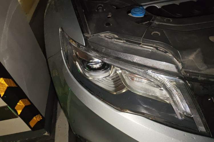 Used Geely Auto Emgrand X7 Sport 2018 Revised Version 1.8TD Automatic Two-Wheel Drive Smart Connectivity 4G-Enabled Edition Right Front Headlight