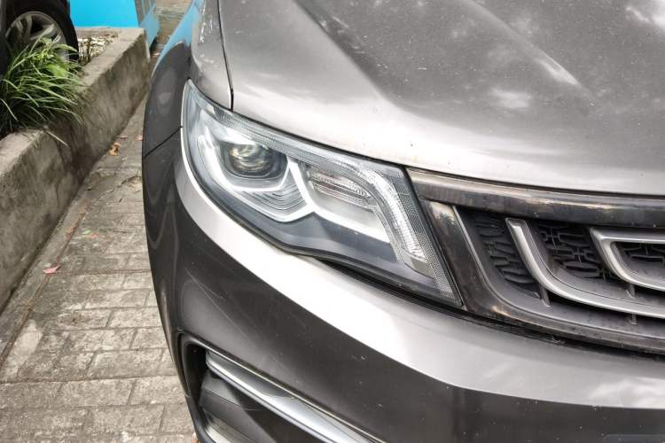 Used Geely Auto Emgrand X7 Sport 2018 1.8TD Automatic Two-Wheel Drive Smart Connect 4G Internet Edition Right Front Headlight
