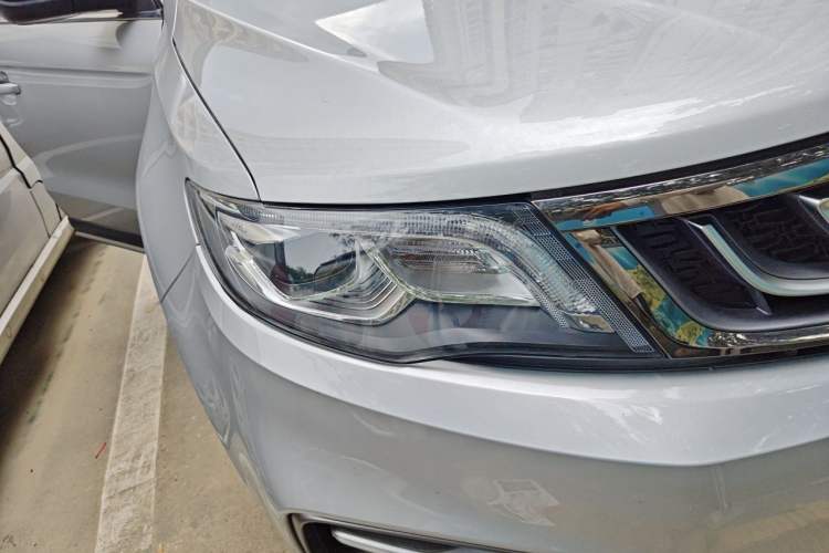 Used Geely Auto Emgrand X7 Sport 2018 1.8TD Automatic Two-Wheel Drive Smart Connect 4G Internet Edition Right Front Headlight