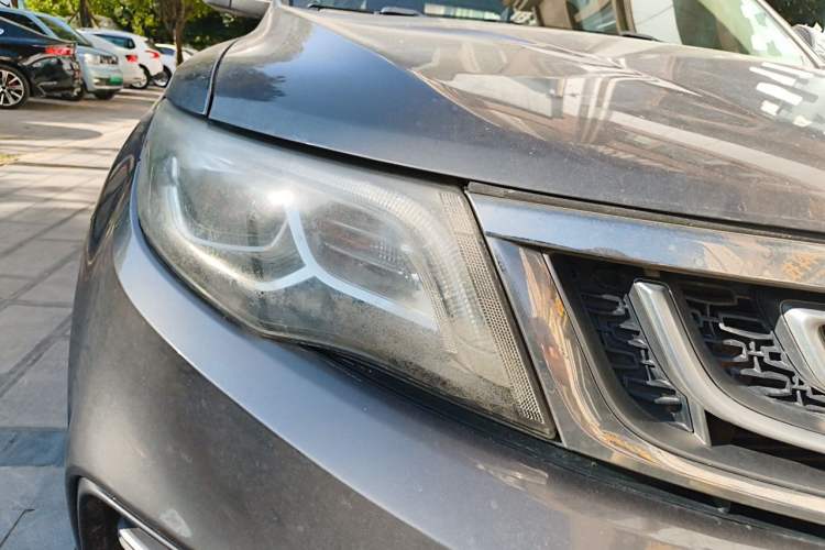 Used Geely Auto Emgrand X7 Sport 2018 1.8TD Automatic Two-Wheel Drive Smart Connect 4G Internet Edition Right Front Headlight