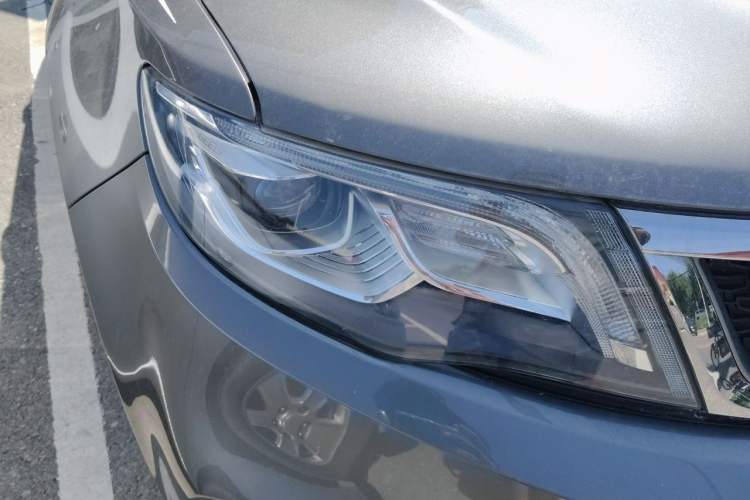 Used Geely Auto Emgrand X7 Sport 2018 1.8TD Automatic Two-Wheel Drive ZhiZun Model with 4G Connectivity Right Front Headlight