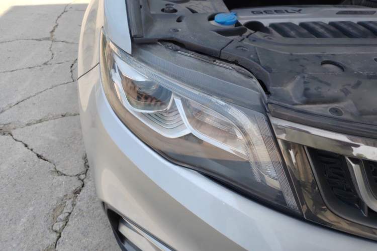 Used Geely Auto Emgrand X7 Sport 2018 1.8TD Automatic Two-Wheel Drive Smart Connect 4G Internet Edition Right Front Headlight