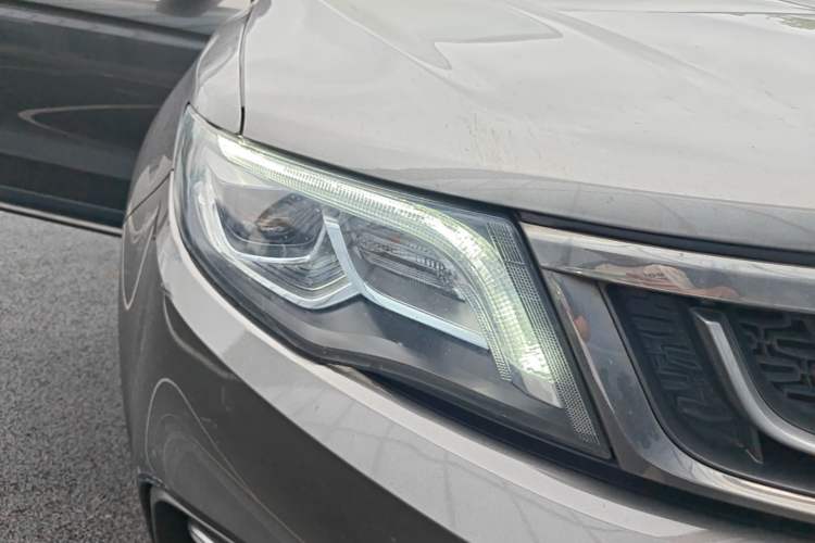 Used Geely Auto Emgrand X7 Sport 2018 1.8TD Automatic Two-Wheel Drive Smart Connect 4G Internet Edition Right Front Headlight