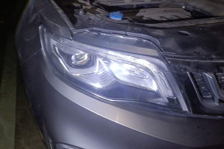 Used Geely Auto Emgrand X7 Sport 2018 1.8TD Automatic Two-Wheel Drive ZhiZun Model with 4G Connectivity Right Front Headlight