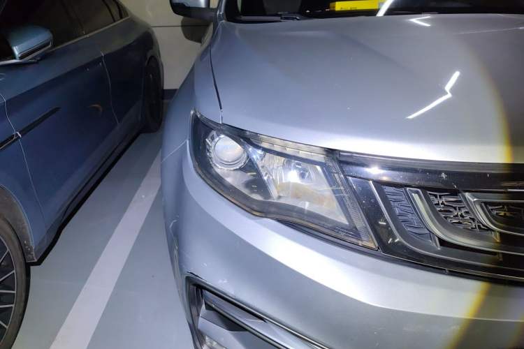Used Geely Auto Emgrand X7 Sport 2018 1.8TD Automatic Two-Wheel Drive Zhiya Model Right Front Headlight