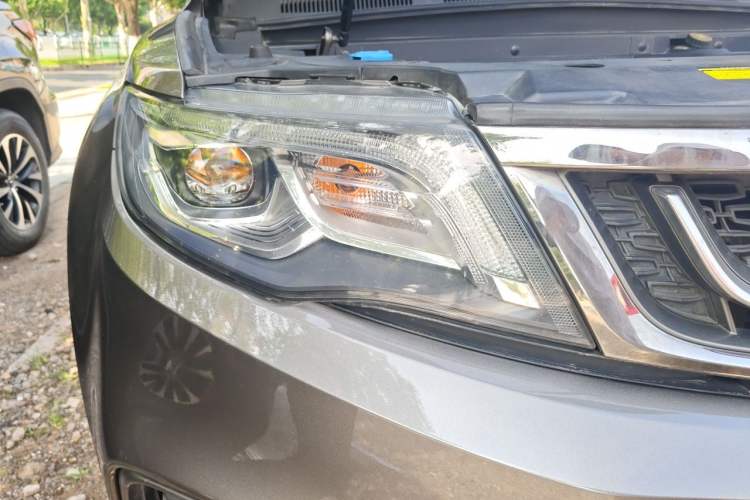 Used Geely Auto Emgrand X7 Sport 2018 1.8TD Automatic Two-Wheel Drive Smart Connect 4G Internet Edition Right Front Headlight