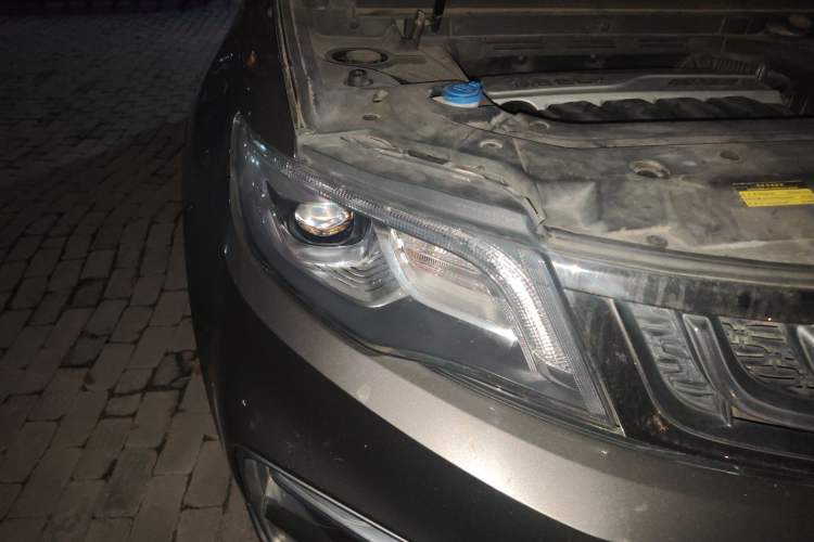 Used Geely Auto Emgrand X7 Sport 2018 1.8TD Automatic Two-Wheel Drive Smart Connect 4G Internet Edition Right Front Headlight