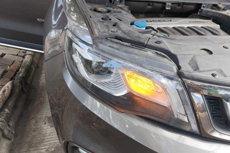 Used Geely Auto Emgrand X7 Sport 2018 1.8TD Automatic Two-Wheel Drive Smart Connect 4G Internet Edition Right Front Headlight