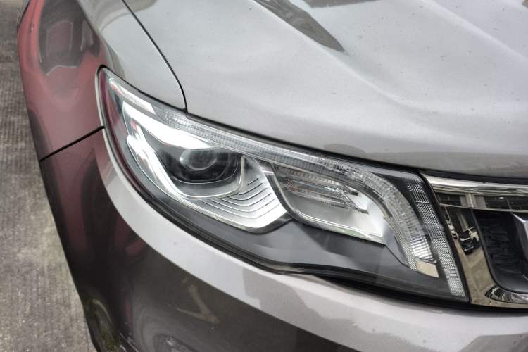 Used Geely Auto Emgrand X7 Sport 2018 1.8TD Automatic Two-Wheel Drive Smart Connect 4G Internet Edition Right Front Headlight