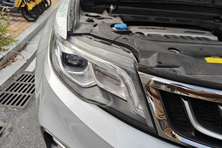Used Geely Auto Emgrand X7 Sport 2018 1.8TD Automatic Two-Wheel Drive Smart Connect 4G Internet Edition Right Front Headlight