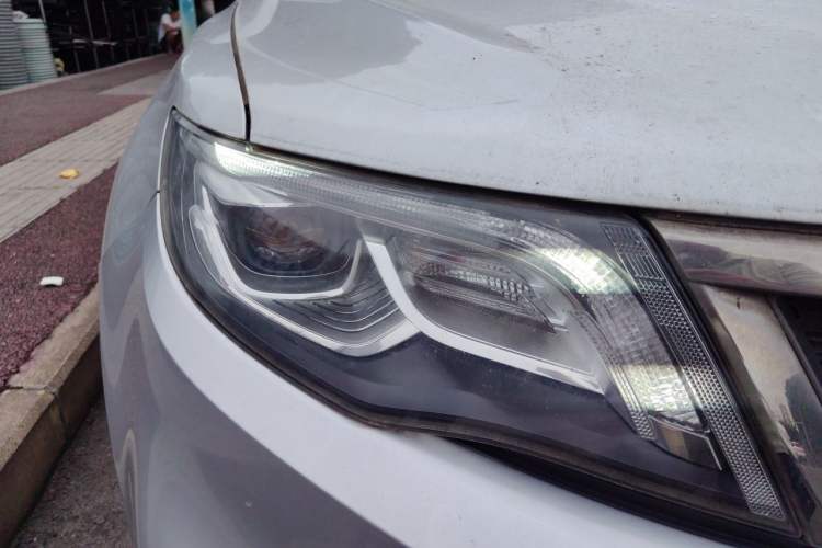 Used Geely Auto Emgrand X7 Sport 2018 Revised Version 1.8TD Automatic Two-Wheel Drive Smart Connectivity 4G-Enabled Edition Right Front Headlight