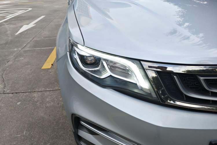 Used Geely Auto Emgrand X7 Sport 2018 Revised Version 1.8TD Automatic Two-Wheel Drive Smart Connectivity 4G-Enabled Edition Right Front Headlight