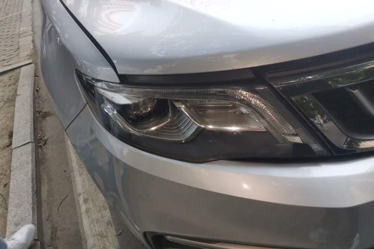 Used Geely Auto Emgrand X7 Sport 2018 1.8TD Automatic Two-Wheel Drive Smart Connect 4G Internet Edition Right Front Headlight